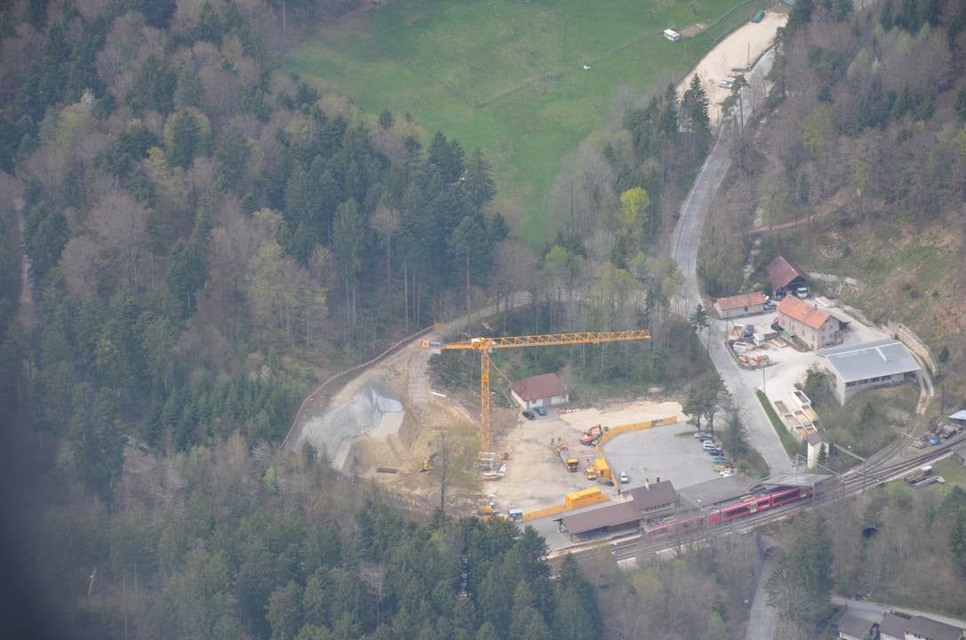 Die Bauarbeiten für die neue Gondelbahn sind im April 2014 in vollem Gang