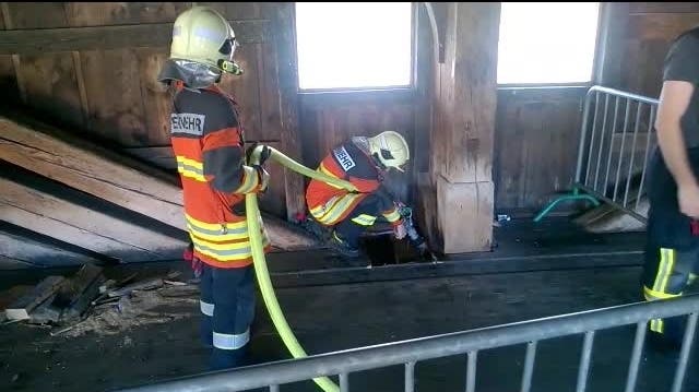 Die Feuerwehr Olten musste bereits mehrmals wegen eines Glimmbrandes auf der Holzbrücke ausrücken.