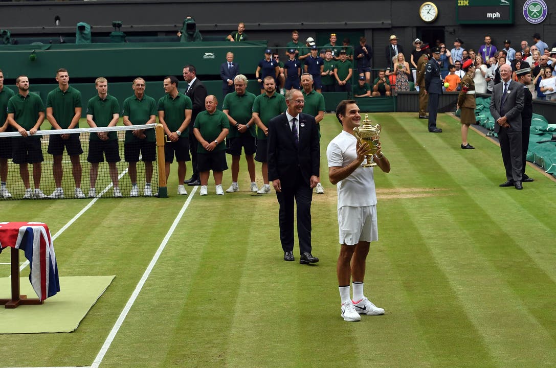 Hier bei der Siegerehrung erhält Roger Federer den begehrten Pokal.