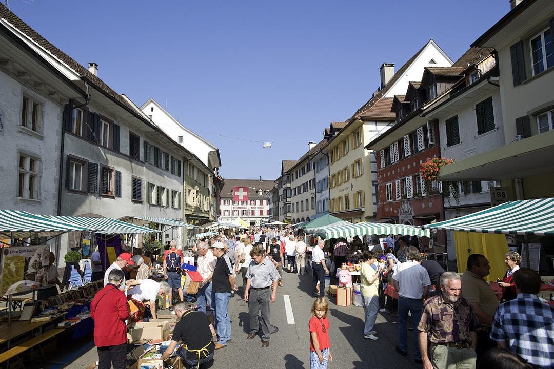 Alle Jahre wieder lockt Floh- und Antiquitätenmarkt jeweils am letzten August-Wochenende viele Besucher in den historischen Ortskern von Bad Zurzach, den die Einheimischen aufgrund der Markttradition "Flecken" nennen.