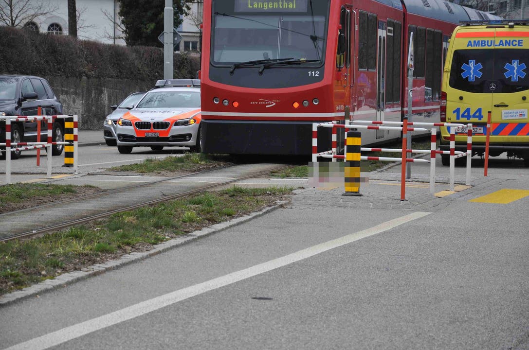 Solothurn (SO), 17. März Beim Überqueren der Strasse ist ein Fussgänger von der Aare Seeland mobil-Bahn erfasst und schwer verletzt worden. Er musste mit dem Rettungshelikopter ins Spital geflogen werden.