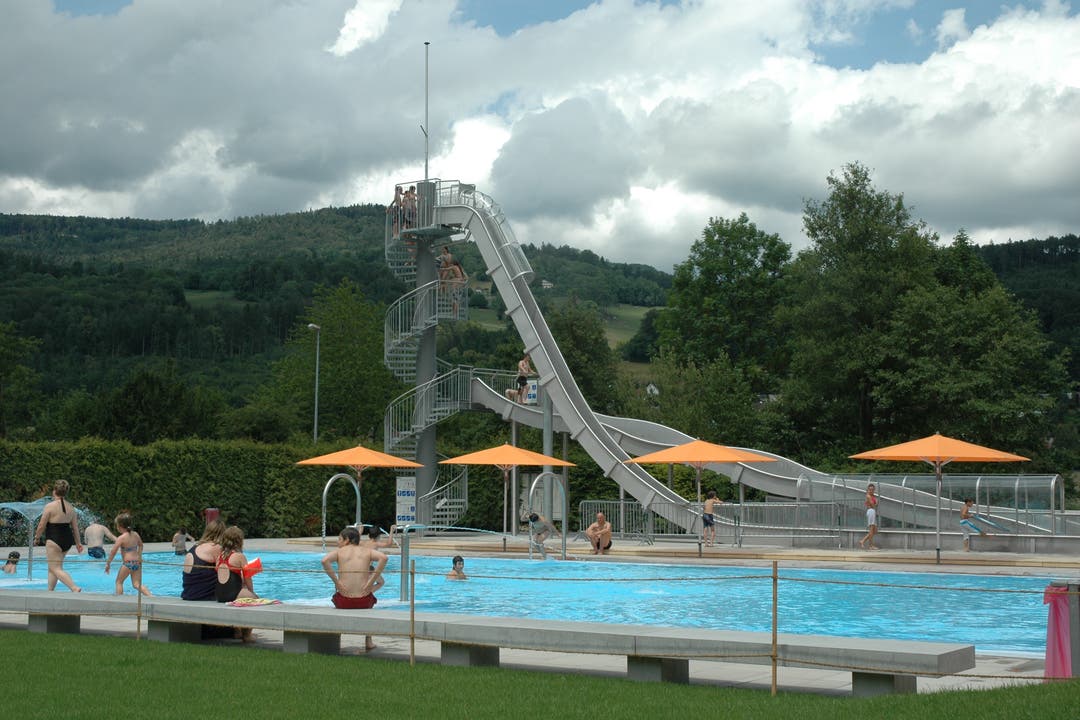 Die 10 Meter hohe Speed-Rutschbahn in der Badi Moos in Balsthal.
