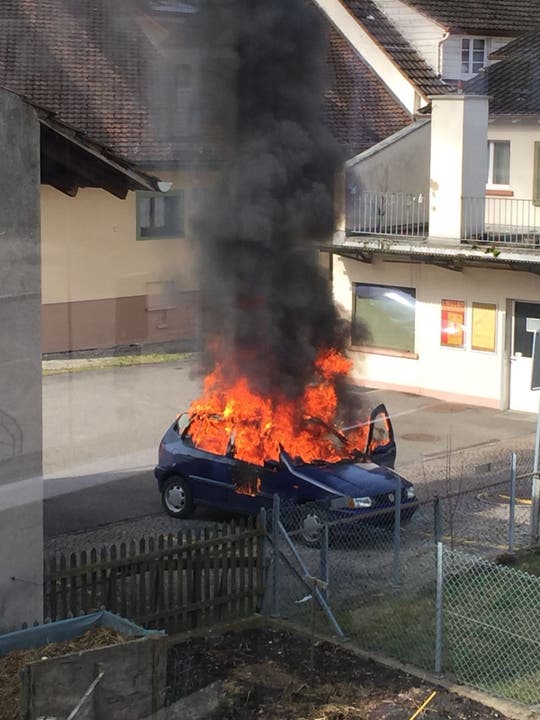 Hölstein (BL), 22. März Am Donnerstagmorgen kam es auf einem Parkplatz zu einem Fahrzeugbrand. Das Fahrzeug wurde dabei komplett zerstört. Verletzt wurde niemand.