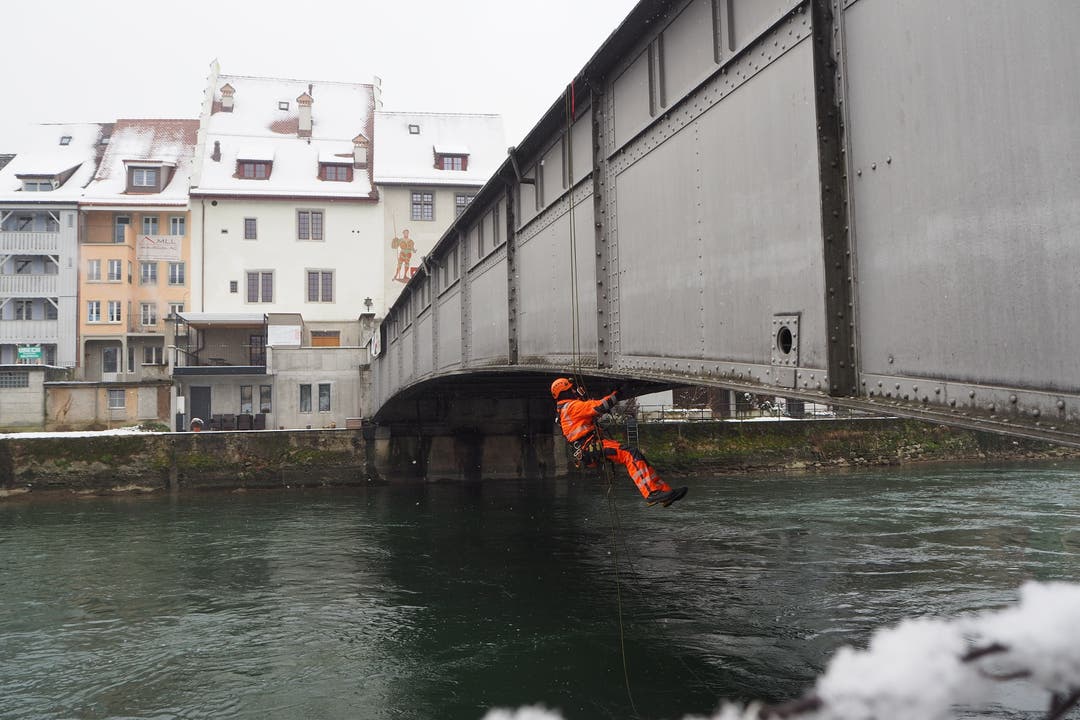 Reussbrücke wird auf Ihren Zustand untersucht Ingenieur Michael Kunz seilt sich ab und inspiziert das Stahlwerk der Reussbrücke