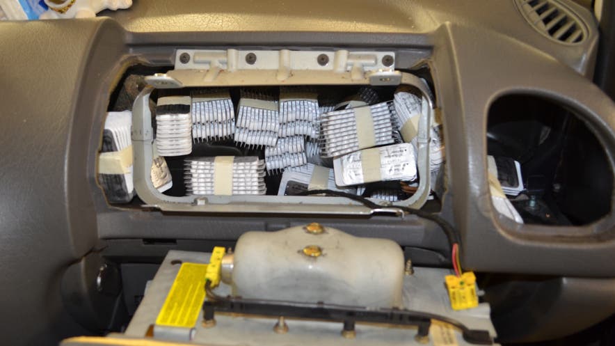 St. Margrethen, 18. Februar Grenzwächter fanden in einem Fahrzeug versteckte Zigaretten. Bei der anschliessenden Überprüfung des Fahrzeuges kamen 18‘000 Konsumeinheiten betäubungsmittelhaltiger Medikamente zum Vorschein.
