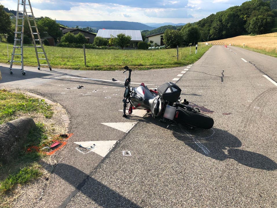 Oberhof AG, 27. Juni Ein 22-jähriger Motorradfahrer überholte auf der Passhöhe Benkerjoch zwei vor ihm fahrende Fahrzeuge. Dabei prallte er mit grosser Wucht in den zu vorderst abbiegenden Lieferwagen. Er erlitt schwerste Kopfverletzungen und wurde in kritischem Zustand von einem Rettungshelikopter ins Kantonsspital Aarau geflogen. Später verstarb er.