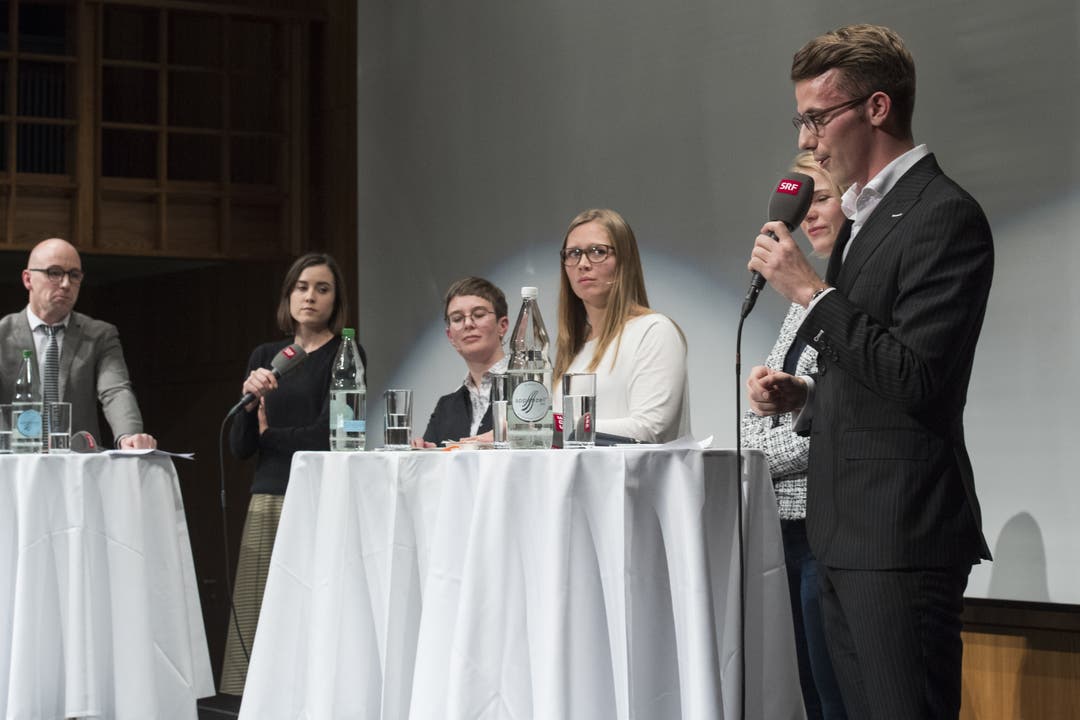 Das Podium (von links): Stefan Müller-Altermatt, Laura Zimmermann, die Moderatorinnen Doris Kleck und Anna Wanner, Natalie Rickli und Andri Silberschmidt.