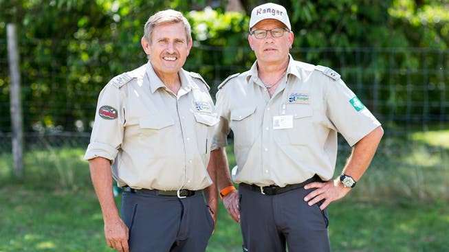 Chef-Ranger Bruno Fürst (links) und sein Kollege Peter Wyss müssen ständig Leute mahnen, das Naturschutzgebiet nicht zu betreten. «Viele Besucher wissen kaum etwas über Natur- und Tierschutz», sagt Wyss. «Das ist erschreckend.»