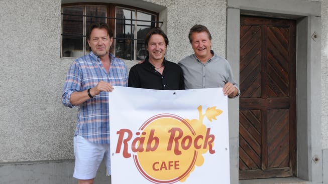 Bei Jan Hillenaar, Mar Huber, Peter Spori (von links) gibts am Rebblüetefäscht Wein vom Chilespitz und amerikanisches Essen.