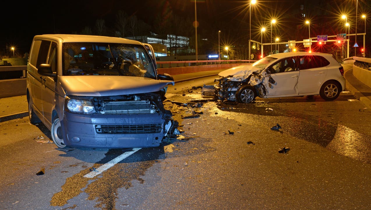 Luzern, 8. März Eine Autofahrerin kollidierte frontal mit einem entgegenkommenden Lieferwagen. Dabei wurden drei Verkehrsteilnehmer verletzt.