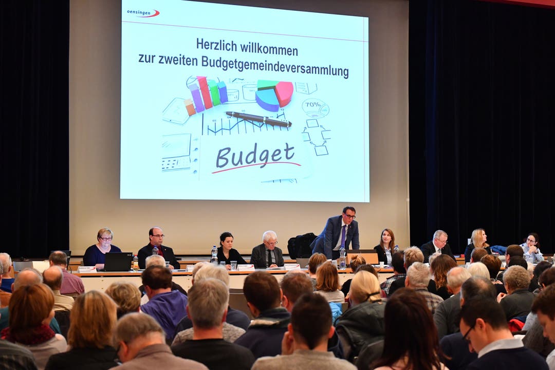 Gemeindepräsident Fabian Gloor begrüsst zur zweiten Budgetversammlung