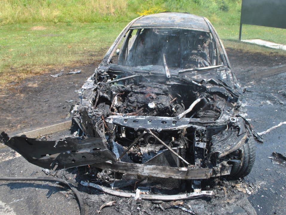 Neuenkirch (LU), 22. Juni Auf der A2 im luzernischen Neuenkirch ist ein Auto komplett ausgebrannt. Verletzt wurde niemand.