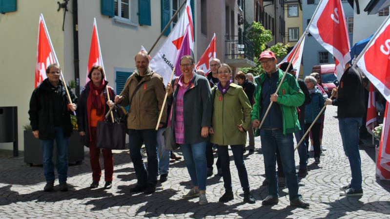 Die 1. Mai-Feier trifft in der Rheinfelder Altstadt auf den Gewerbe-Anlass «Frühlingserwachen» Rund 50 Vertreter der SP der Bezirke Rheinfelden und Laufenburg, der Colonia Libera Italiana und der Gewerkschaften marschieren durch die Altstadt Rheinfeldens.