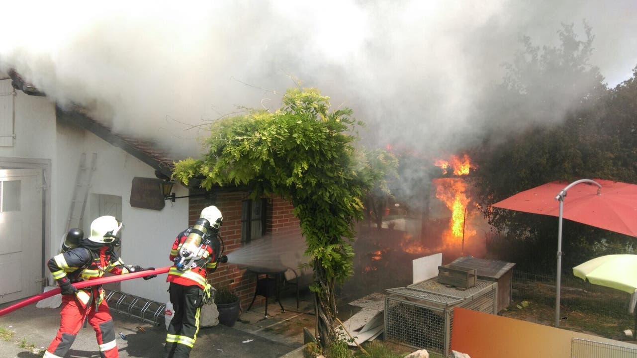 Vordemwald (AG), 4. August In Vordemwald stand eine Doppelgarage und ein angrenzendes Gartenhaus in Flammen. Letzteres brannte komplett nieder. Der Schaden beläuft sich auf über 100'000 Franken.