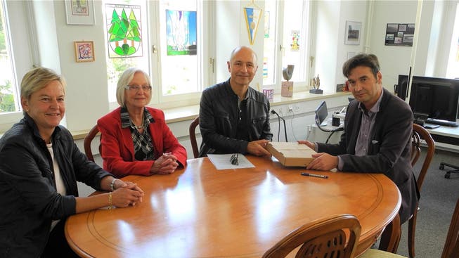 Die Unterzeichner und Unterschriftensammler (v.l.): Priska Schlup, Irene Schmid und SP-Gemeinderat Alex Kaufmann mit Stadtpräsident François Scheidegger.