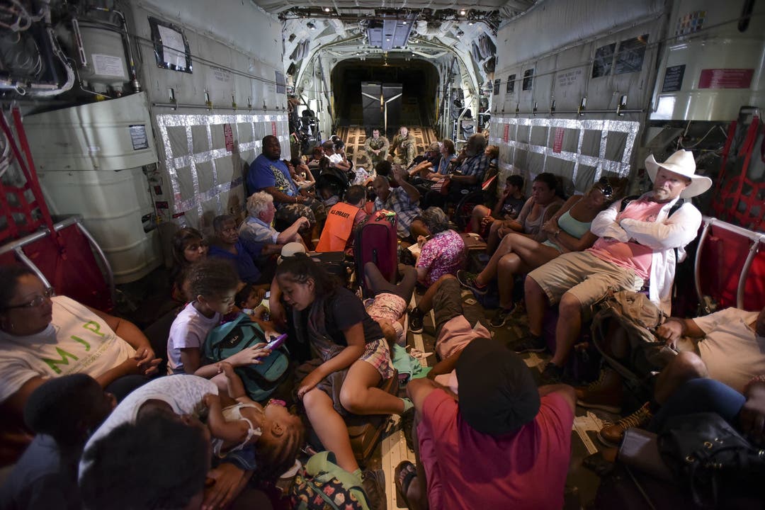 Die US-Air-Force brachte US-Bürger nach dem Sturm von der Insel weg.