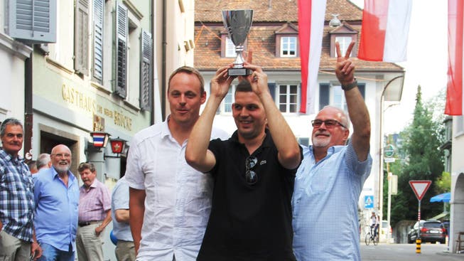 Sie spuckten am weitesten (v. l.): Gaudenz Oetterli, Sieger Dominik Tschanz und Kurt Füeg.