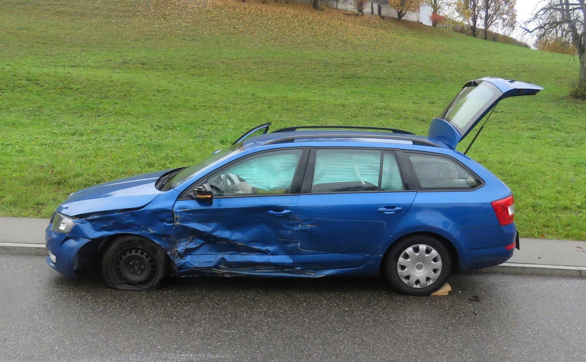 Bergdietikon (AG), 8. November Eine Ford-Fahrerin verlor in Bergdietikon die Kontrolle über ihr Auto und prallte erst in einen blauen Skoda und danach in einen parkierten Toyota. Sie wurde leicht verletzt.