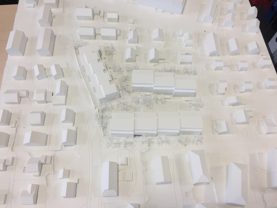 Gestaltungsplan Eichstrasse Rund 80 Wohnungen sollen entlang der Birmenstorferstrasse entstehen. Es ist eine der noch letzten unbebauten Landflächen in Fislisbach. Modell der drei geplanten Wohngebäude. Links auf dem Modell befindet sich die Birmenstorferstrasse.