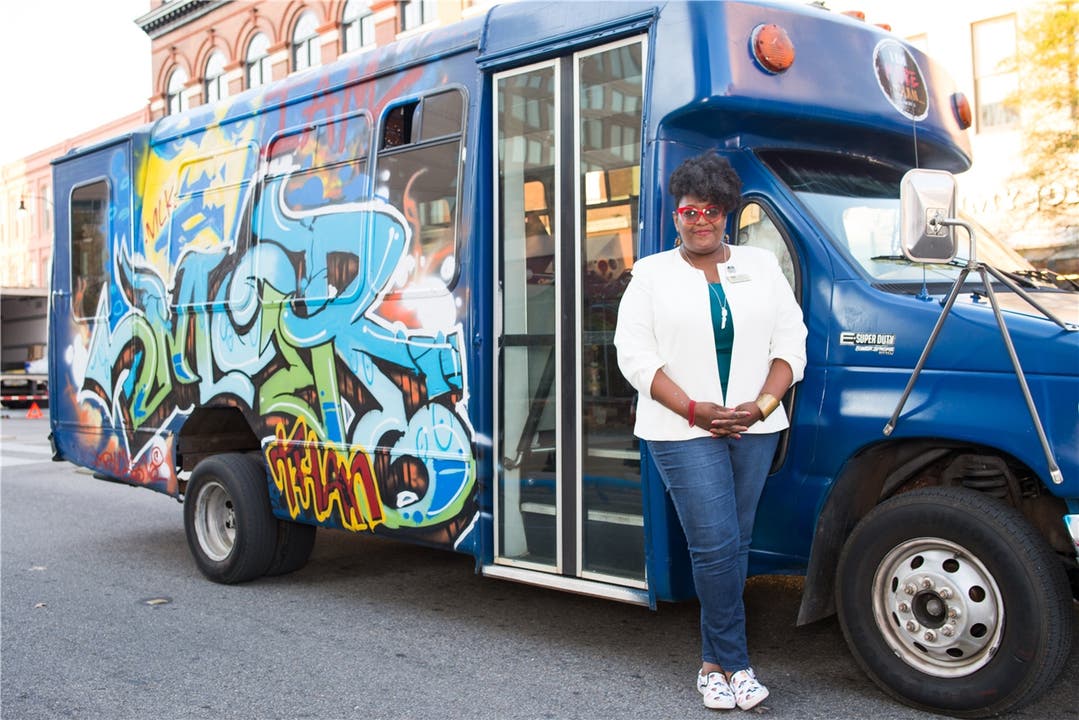 Michelle Browder nimmt die Besucher in ihrem farbenprächtigen Bus mit auf ihre «I am more»-Touren.