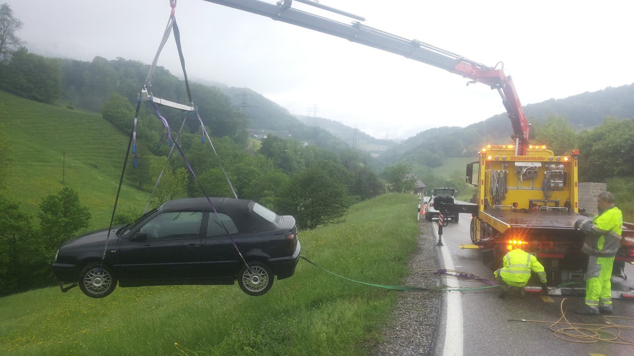 Densbüren (AG), 10. Mai Auf der Staffeleggstrasse kam es zu einem Verkehrsunfall. Der Lenker eines VW Golf Cabriolets geriet in einer Kurve von der Strasse ab und kam erst nach gut 50 Metern im Wiesland zum Stehen.
