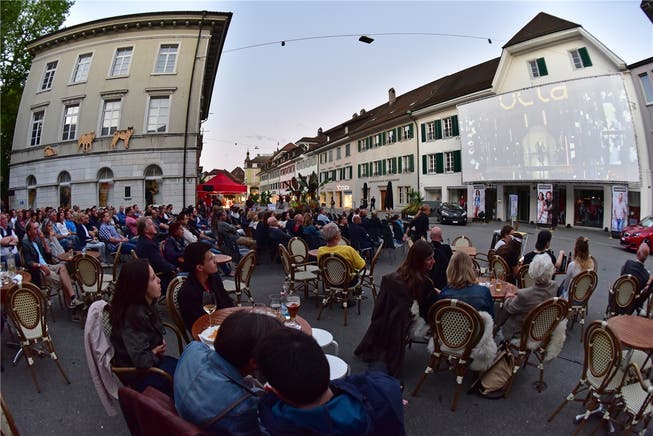Bereits Geschichte: Noch im letzten Jahr gastierte das Open-Air-Kino erstmals auf der Kirchgasse vor der Café/Bar Gryffe. Archiv