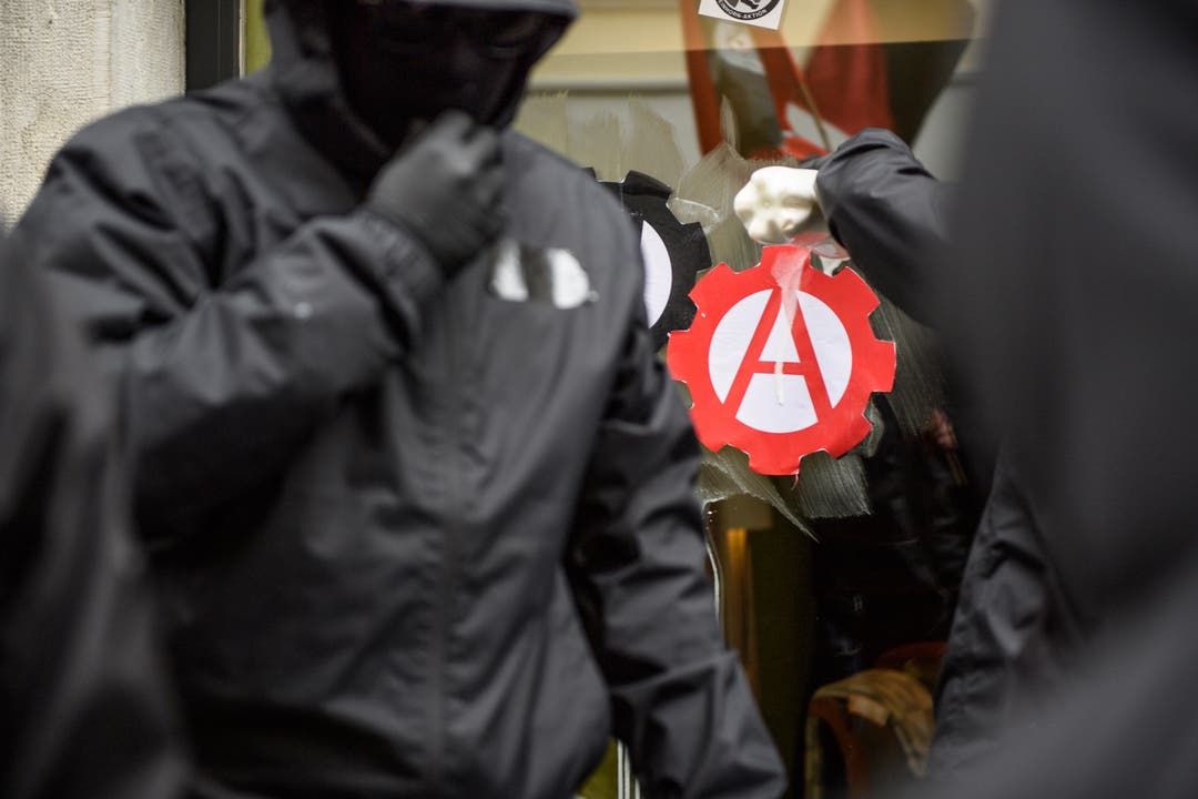 Die Anhänger der Antifaschistischen Aktion kamen in Schwarz – mit dem roten A.