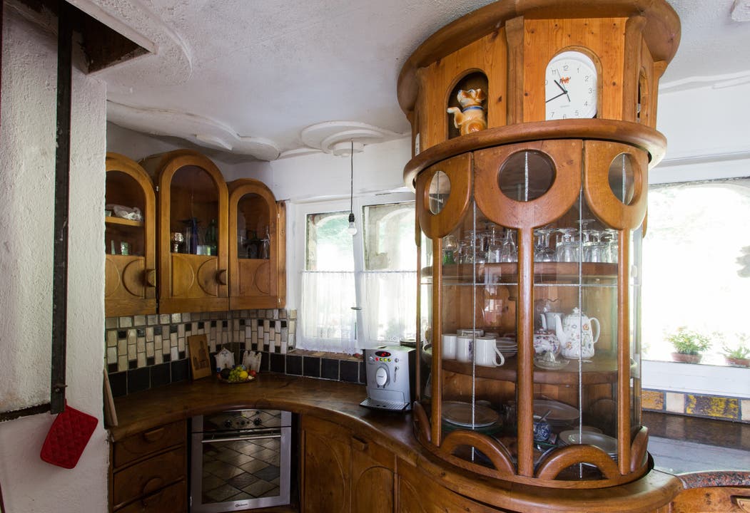  Die Küche: Die Nussbaumholzmöbel sind Spezialanfertigungen. Der grosse Rondell-Schrank rechts ist ein Entwurf von Bruno Weber.