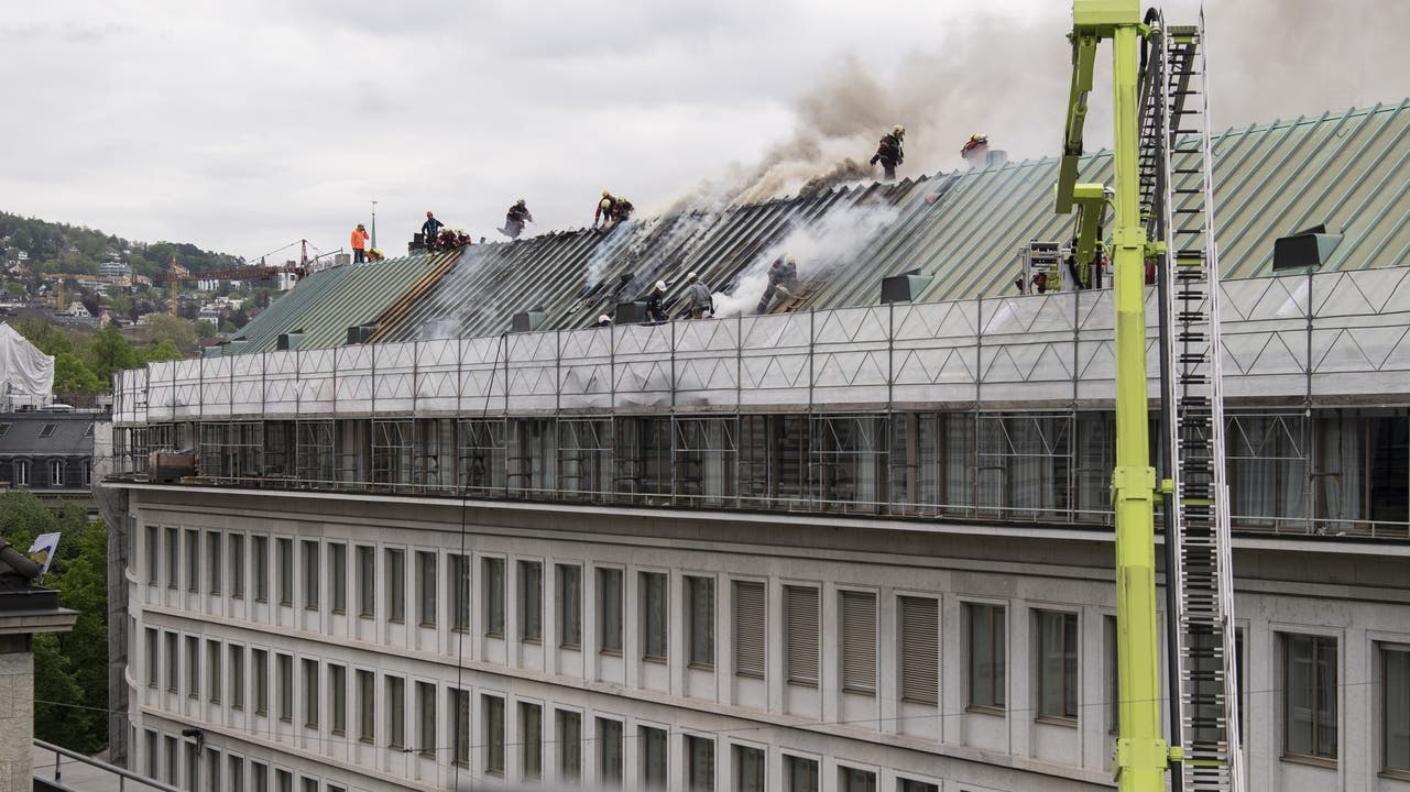 Zürich, 26. April Im Dachstock der UBS-Liegenschaft an der Pelikanstrasse in der Zürcher Innenstadt ist am Donnerstagmorgen ein Feuer ausgebrochen. Verletzt wurde niemand.