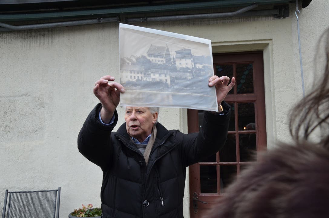 Führung durch Muri-Amthof in Bremgarten Hans Ulrich Meyer zeigt seinen Besuchern, wie der Amthof vor dem Umbau der Scheune und der Errichtung des Turms ausgesehen hat.