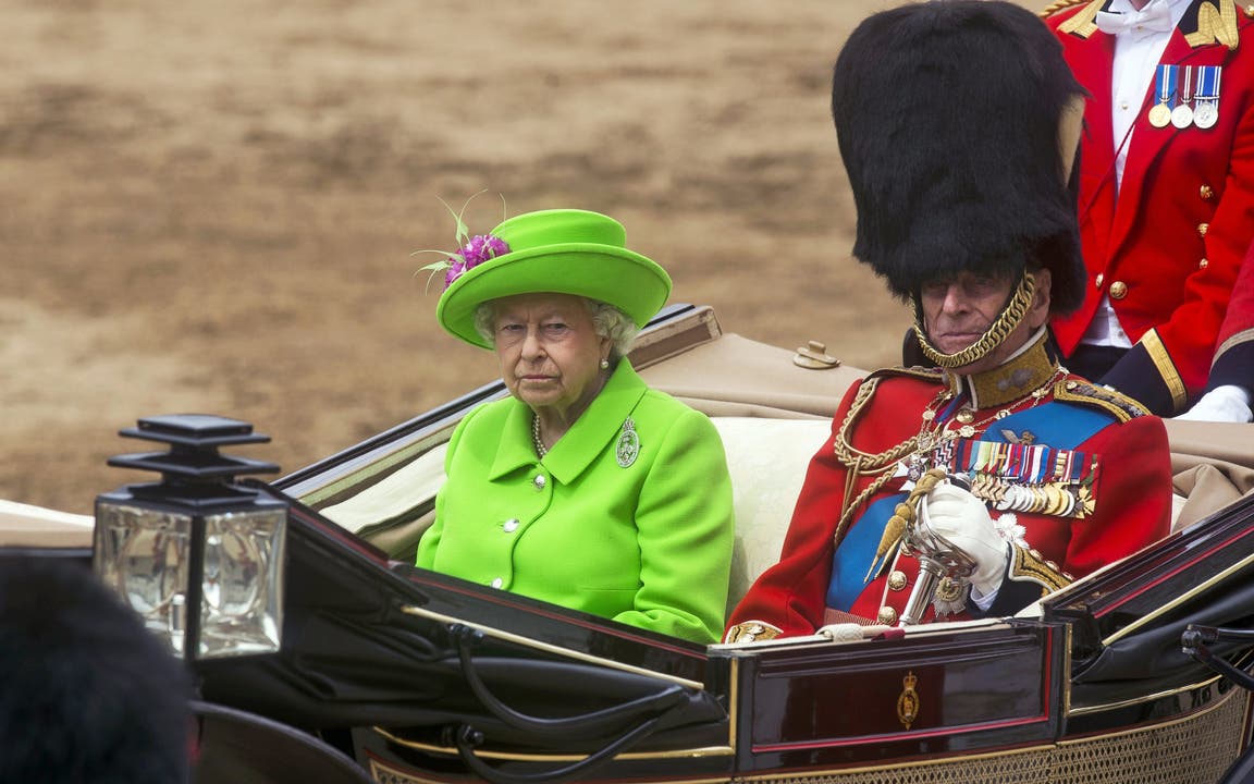 Queen Elisabeth II und Prinz Philip an einer Parade.