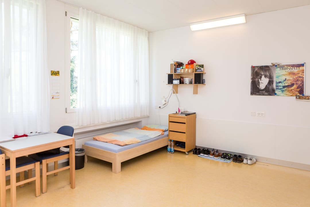 Forensische Psychiatrie Königsfelden Einblick in ein Doppelzimmer, das momentan nur durch einen Patienten besetzt ist.