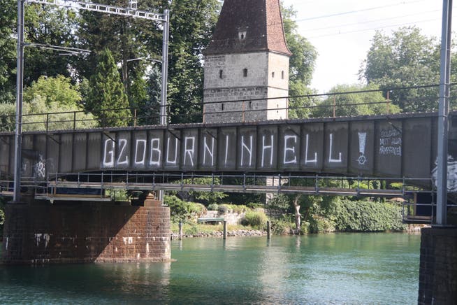 Die Eisenbahnbrücke mit dem Spruch «G2O BURN IN HELL».
