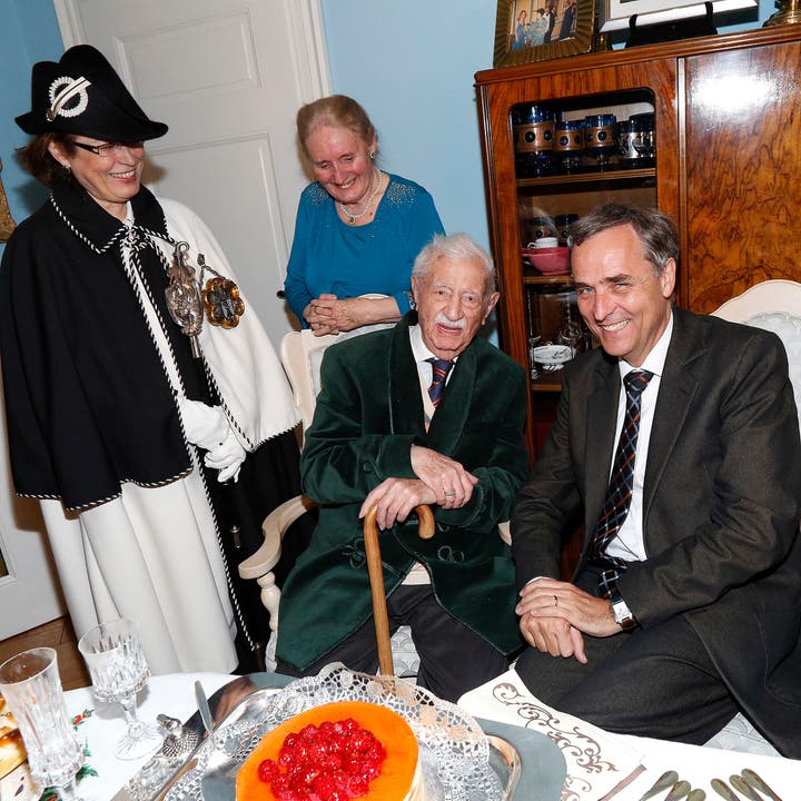 Zu seinem 110. Geburtstag im Jahr 2012 gratulierte Guy Morin (rechts).