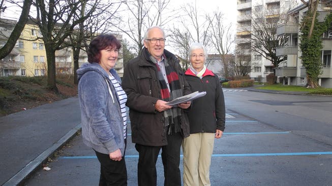 Dora Wüst, Marcel Achermann und Lilly Wüest (von links), die in der Staffelackerstrasse wohnen, wollen für den alten Preis der Tagesparkkarte kämpfen.