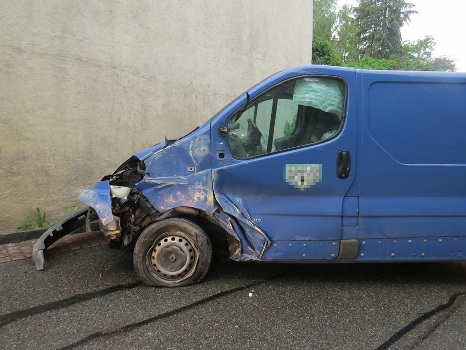 Bellikon (AG), 14. Mai Ein Betrunkener hat die Kontrolle über sein Auto verloren und ist damit gegen eine Mauer geprallt. Der Fahrer wurde leicht verletzt. Den Führerschein musste er abgeben.