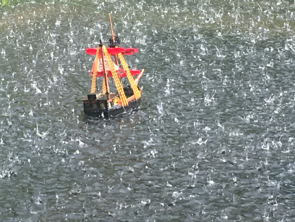 undefined Piratenschiff kämpft mit einem Gewitterstturm auf unserem Schwimmteich.