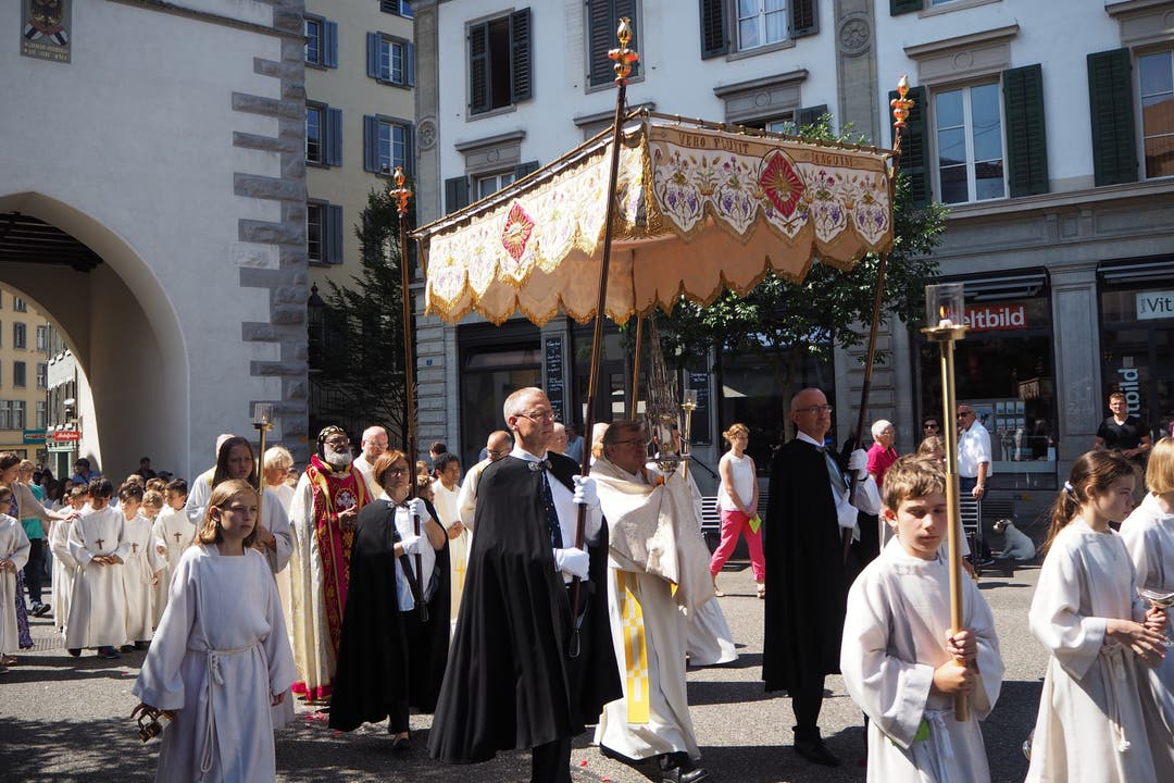 Fronleichnamfeier, Prozession durch die Altstadt Fronleichnamfeier, Fronleichnamprozession durch die Altstadt
