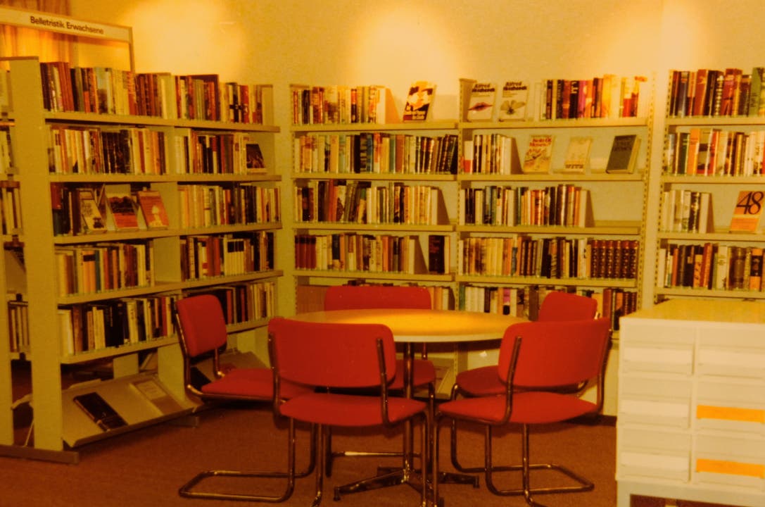  Die bewährten Regale und Stühle der Bibliothek (hier ein Bild aus den 1970er-Jahren) sind noch heute im Einsatz.