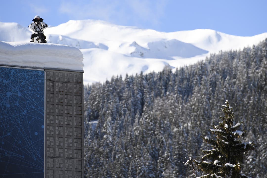 Polizeikräfte aus allen 26 Kantonen und dem Fürstentum Liechtenstein sowie knapp 4400 Armeeangehörige gewährleisten die Sicherheit der WEF-Teilnehmer in und um Davos.