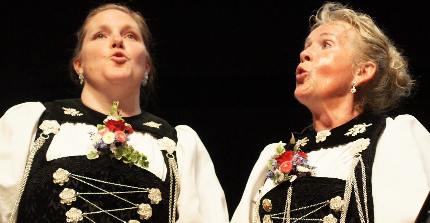 Isabelle Vock und Ruth Matter singen im Jodlerduett das Lied «Öppis gfunde»