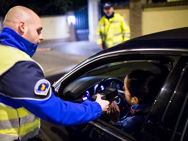 Am Wochenende erwischte die Kantonspolizei Solothurn 13 Autofahrer, die unter Alkohol- und/oder Drogeneinfluss unterwegs waren. (Symbolbild)