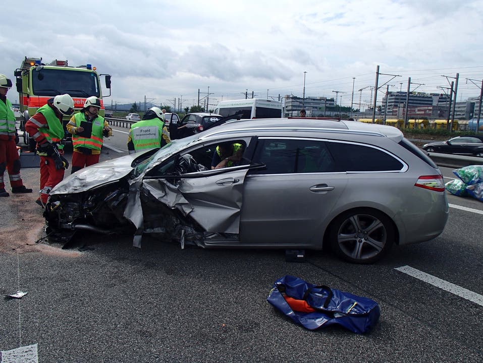 Spreitenbach (AG), 14. Juli Ein Reifen eines Lieferwagens war geplatzt – der Fahrer hat die Polizei über den Unfall nicht informiert, worauf es zu einem Auffahrunfall kam.