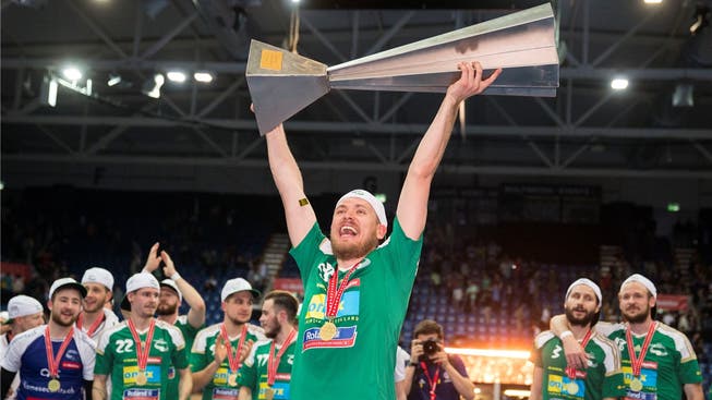 Der SV Wiler-Ersigen gewann die Schweizer Meisterschaft: Stürmer Philipp Fankhauser stemmt nach dem Sieg gegen Malans den Meisterpokal in die Höhe.