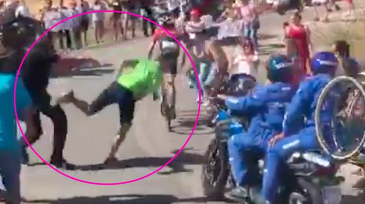 Wildwest an der Vuelta: Polizist schubst Fan vor Töff, Fan schubst Fahrer vom Velo