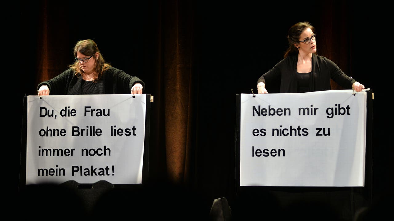 Evi Fasolin und Fränzi Lanz brachten das Publikum mit Plakatpantomime zum Schmunzeln.