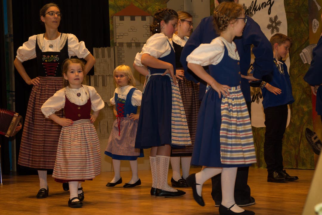 30 Jahre Volkstanzgruppe Eggenwil 30 Jahre Volkstanzgruppe Eggenwil; Die Kindervolkstanzgruppe begeisterte