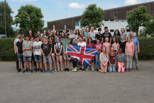Die Schülerinnen und Schüler der Kreisschule Gäu mit ihrem Lehrer Urs Müller vor der Abreise ins Sprachcamp ins englische Brighton.