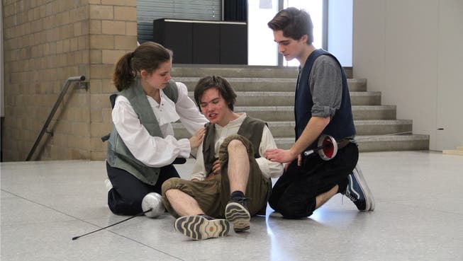 Die Schüler beim Proben einer Szene. Während sechs Monaten studierten die jungen Schauspieler die berühmte Geschichte «Romeo und Julia» von William Shakespeare ein.