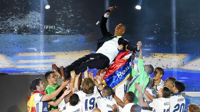 Reals Spieler lassen Trainer Zinédine Zidane bei der Siegesfeier im Bernabéu-Stadion noch einmal hochleben.